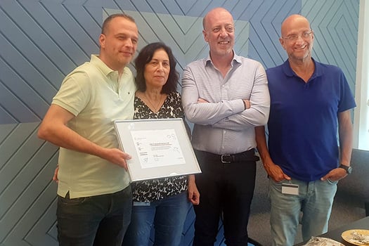 הסמכת זהב של ג׳נסיס לחברת TSG. מימין לשמאל: אריק קילמן מנכ״ל TSG, אפוסטולוס קמוס מנהל מנכירות אזורי של ג׳נסיס, דליה ישראל מנהלת טלקום TSG, שלומי ברגיג מנהל מכירות אזורי ג׳נסיס